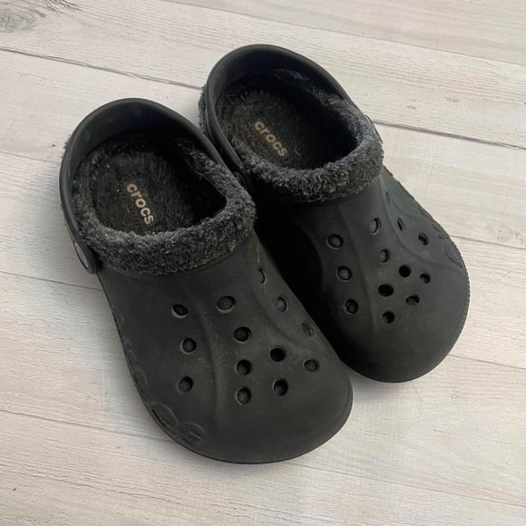 Crocs black fuzz lined juniors 1/3 - Picture 1 of 8
